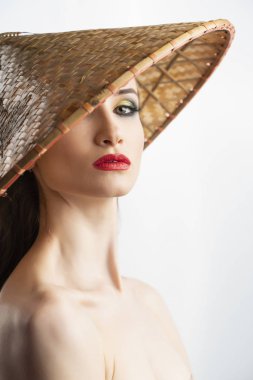 Kırmızı dudaklar makyaj ve çıplak omuzlar w ile güzel kız modeli