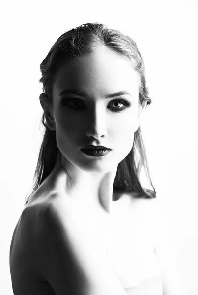 빨간 입술 메이크업과 벌거 벗은 어깨와 아름다운 소녀 모델. — 스톡 사진