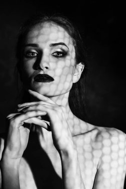 Kırmızı dudakları ile güzel kız modeli makyaj ve çıplak omuzlar c