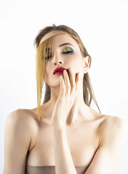 Modelo de menina bonita com lábios vermelhos make-up e ombros nus w — Fotografia de Stock
