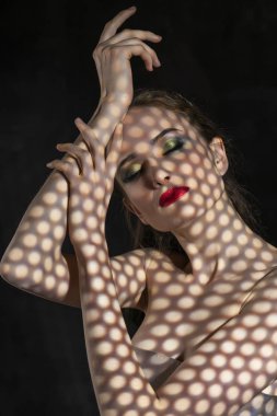 Kırmızı dudakları ile güzel kız modeli makyaj ve çıplak omuzlar c