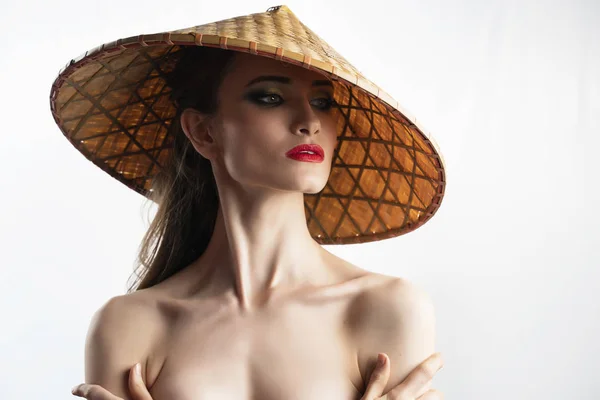 Девушка-модель с красным макияжем губ и голыми плечами — стоковое фото