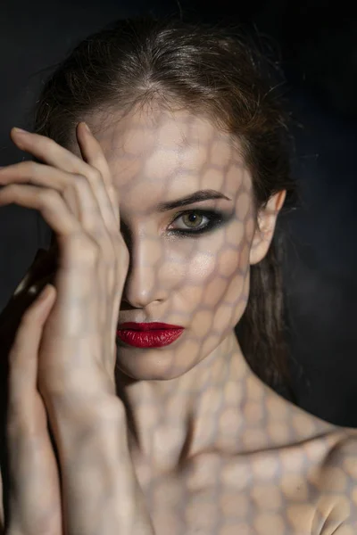 Красива дівчина модель з червоними губами макіяж і голі плечі c — стокове фото