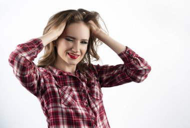 Kırmızı dudaklar makyaj ile güzel duygusal kız modeli, bir giyiyor 