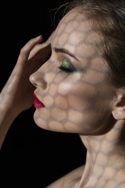 Kırmızı dudakları ile güzel kız modeli makyaj ve çıplak omuzlar c
