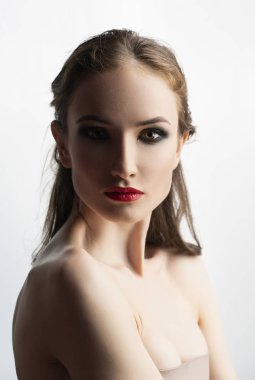 Kırmızı dudakları ve çıplak omuzları makyaj ile güzel kız modeli. 