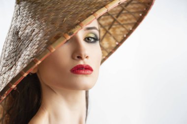 Kırmızı dudaklar makyaj ve çıplak omuzlar w ile güzel kız modeli