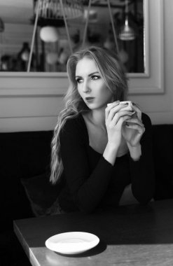 Mini etek giyen güzel uzun saçlı, bacaklı sarışın kız 