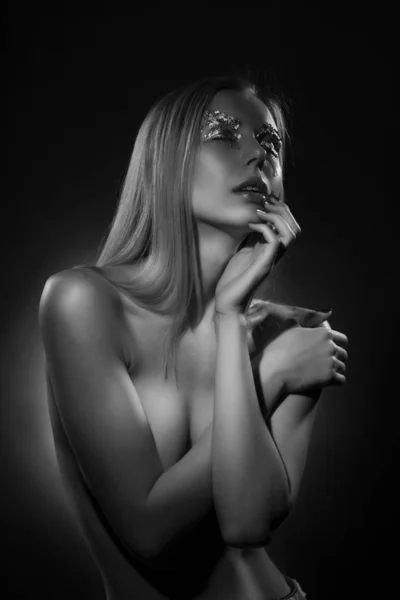 Piękna Blondynka płacze, obejmujące jej topless duże piersi WIT — Zdjęcie stockowe