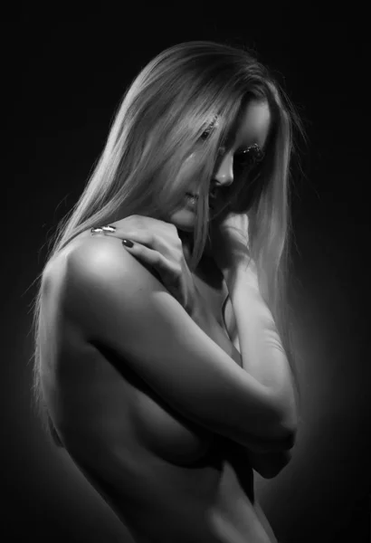 Vacker blondin gråter, som täcker hennes topless stora bröst wit — Stockfoto