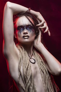 Yaratıcı makyaj ve bir Kuaför ile güzel bir genç ince kız