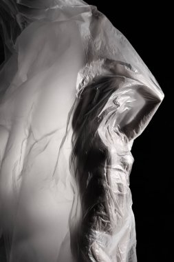 İnce kız iç çamaşırı sadece giyinmiş duygusal poz, sarılmış 