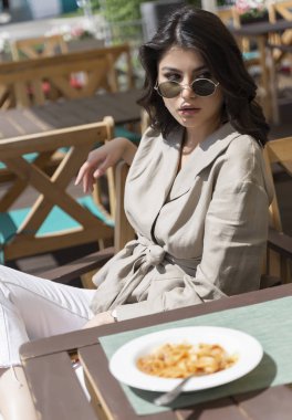 Güneş gözlüğü takan güzel gülümseyen esmer kız lun yaşıyor