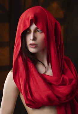 Kırmızı tonları moda makyaj ile güzel kız, bir r giyiyor