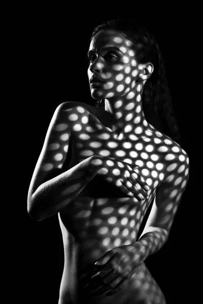 Bella ragazza nuda modello coperto con una maschera ombra con molti l — Foto Stock
