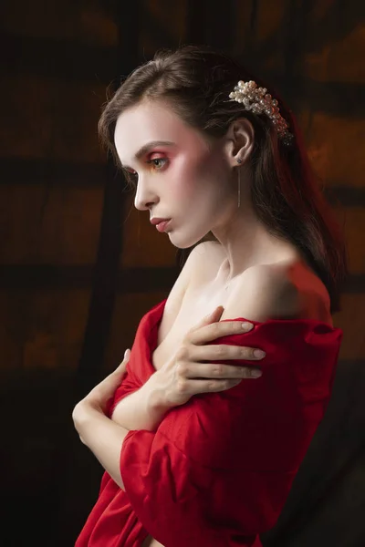 Όμορφο κορίτσι με μοντέρνο μακιγιάζ σε κόκκινες αποχρώσεις, φορώντας ένα r — Φωτογραφία Αρχείου