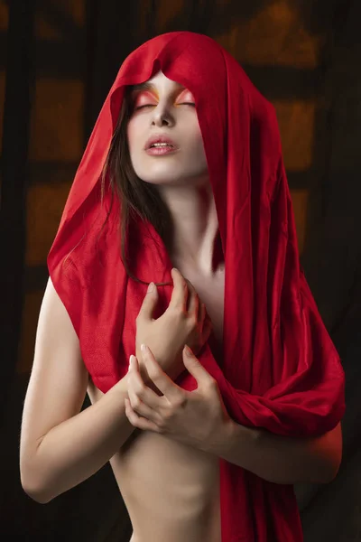 Όμορφο κορίτσι με μοντέρνο μακιγιάζ σε κόκκινες αποχρώσεις, φορώντας ένα r — Φωτογραφία Αρχείου