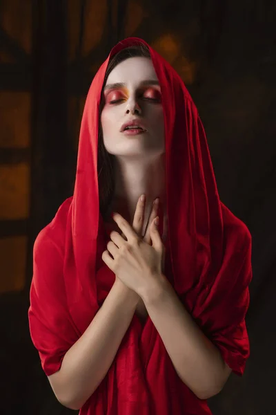 Mooi meisje met modieuze make-up in rode tinten, het dragen van een r — Stockfoto