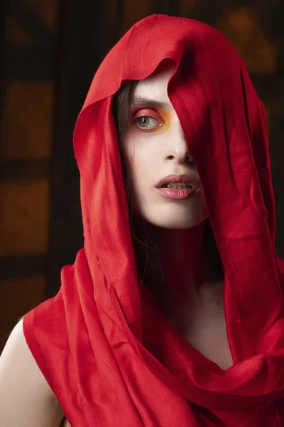 Belle fille avec un maquillage à la mode dans les tons rouges, portant un r — Photo