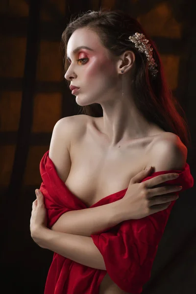 Hermosa chica con maquillaje de moda en tonos rojos, con una r — Foto de Stock