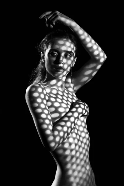 美丽的裸体女孩模型覆盖与许多l阴影面具 — 图库照片