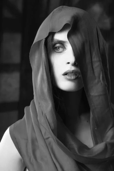 Belle fille avec un maquillage à la mode, portant une écharpe en soie thr — Photo