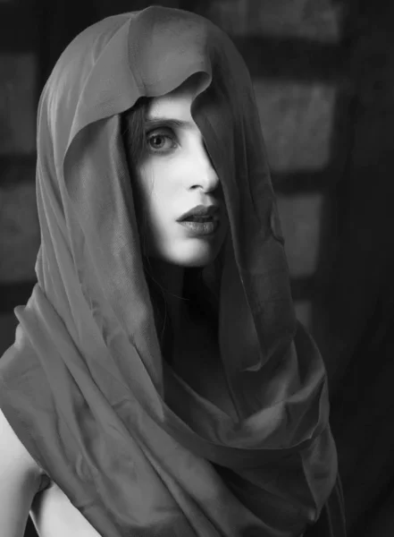 Hermosa chica con maquillaje de moda, con una bufanda de seda thr — Foto de Stock