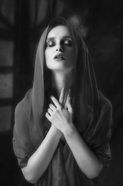 Şık makyaj ile güzel kız, bir ipek eşarp thr giyiyor