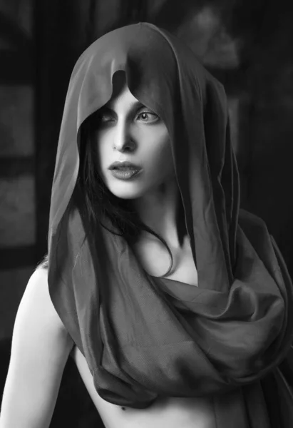 Menina bonita com maquiagem elegante, vestindo um lenço de seda thr — Fotografia de Stock