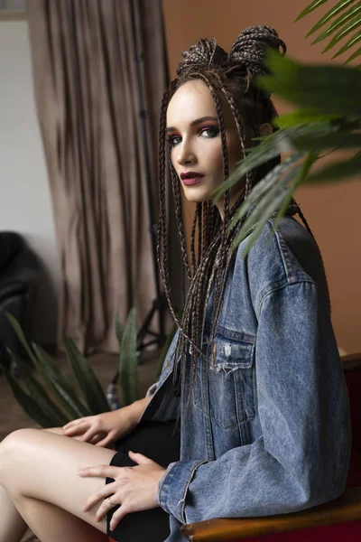 Hermosa chica con un peinado afro cornrows, usando un casual —  Fotos de Stock