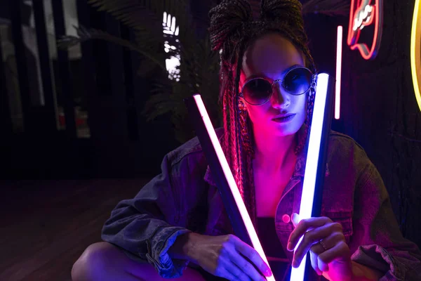 Bir cornrows ile güzel bir kız yakın portre, giyiyor 