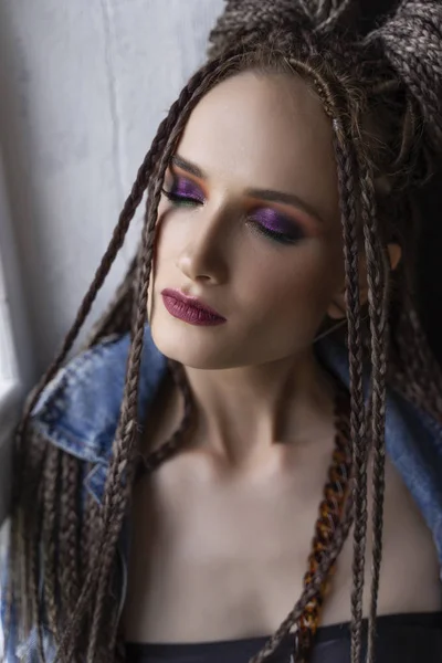 Красива молода дівчина з зачіскою з кукурудзяних ниток, вдягнена — стокове фото
