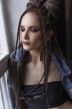 Bir afro cornrows saç modeli ile güzel bir genç kız, giyiyor 