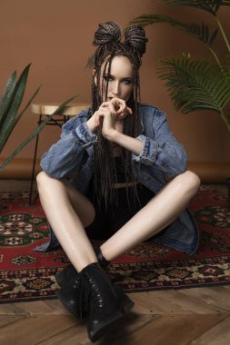 Bir afro cornrows saç modeli ile güzel kız, rahat giyen