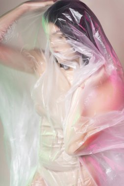 Güzel artı boyutu vücut pozitif esmer kız modeli co giyiyor