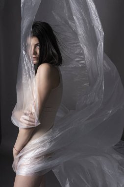 Güzel artı boyutu vücut pozitif esmer kız modeli co giyiyor