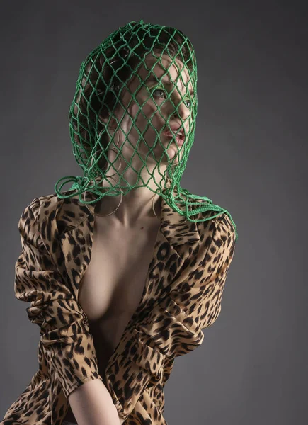 美しいですトップレス女の子身に着けています彼女の頭の上に緑のネット, stocki — ストック写真