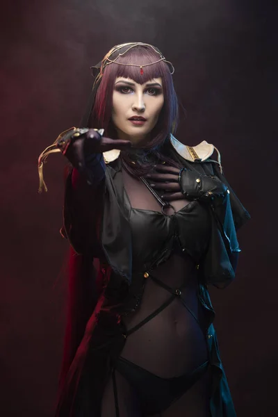 A beautiful leggy busty cosplay girl wearing an erotic leather c — Stockfoto