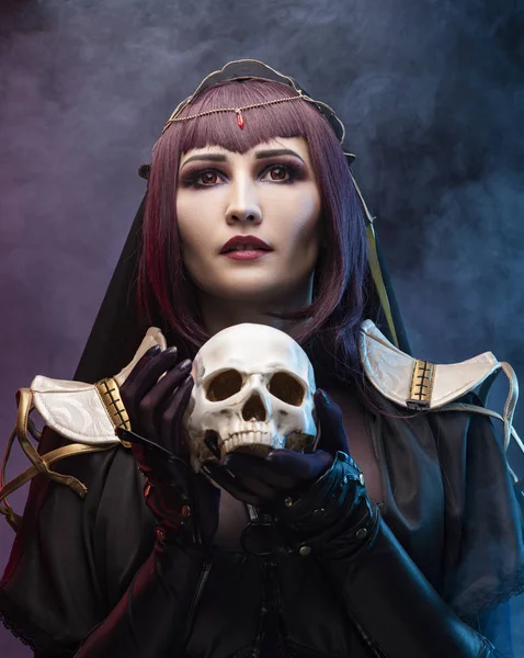 Eine schöne langbeinige vollbusige Cosplay-Mädchen trägt eine erotische Leder c — Stockfoto