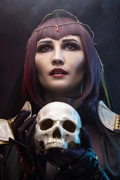 Eine schöne langbeinige vollbusige Cosplay-Mädchen trägt eine erotische Leder c — Stockfoto