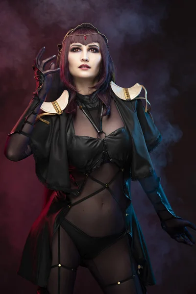 A beautiful leggy busty cosplay girl wearing an erotic leather c — Stockfoto