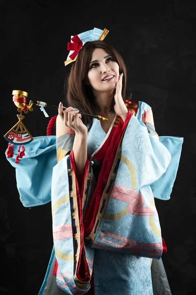 스타일 있는 일본 옷을 입고 있는 아름다운 정강이 코스프레 소녀 — 스톡 사진