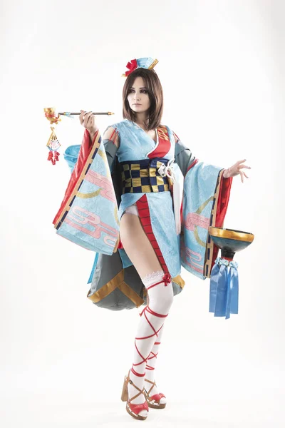 스타일 있는 일본 옷을 입고 있는 아름다운 정강이 코스프레 소녀 — 스톡 사진