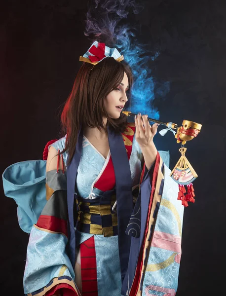 스타일 있는 일본 산 K 를 입고 있는 아름다운 정강이 코스프레 소녀 — 스톡 사진