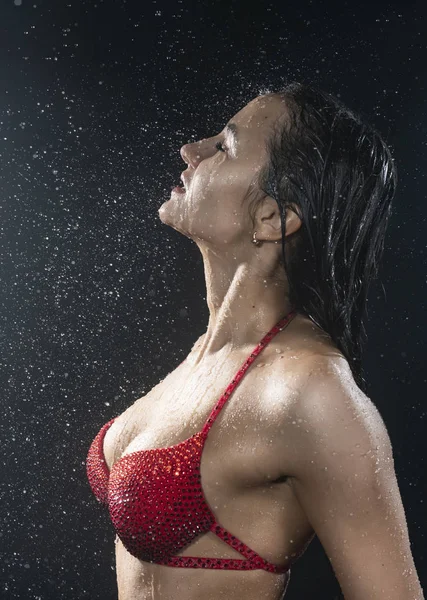Hermosa húmeda chica atlética muscular con ropa interior roja posin —  Fotos de Stock