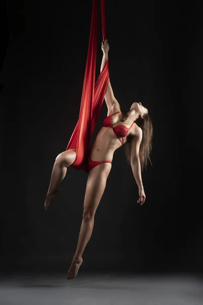Hermosa chica morena gimnasta usando lencería roja sensualmente un —  Fotos de Stock