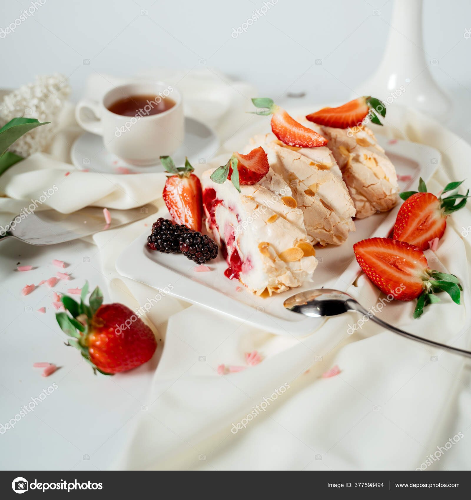 用榛子片和草莓装饰的水果果酱蛋白蛋糕在紫丁香花中食品摄影广告和商业特写设计——图库图片© alextorb #377598494, image size:1600x1700