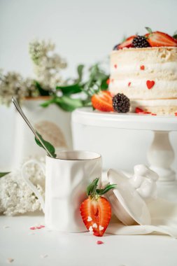 Çilek ve böğürtlenlerle süslenmiş, leylak çiçekleri ve yeşil yaprakların arasında. Yemek fotoğrafçılığı. Reklamcılık ve ticari yakın plan tasarımı