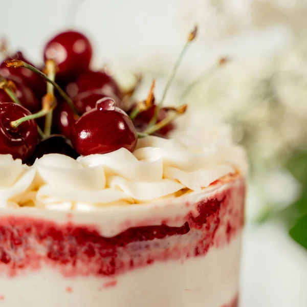 Kırmızı Böğürtlen Pastası Kiraz Çileği Beyaz Kremayla Süslenmiş Leylak Çiçekleri — Stok fotoğraf
