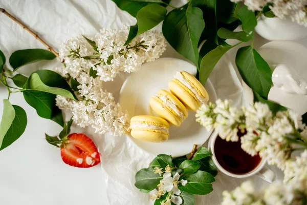 Κίτρινα Μακαρονά Μπισκότα Ανάμεσα Λευκά Άνθη Πασχαλιάς Και Πράσινα Φύλλα — Φωτογραφία Αρχείου